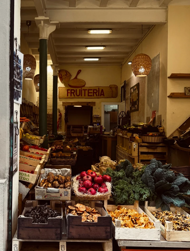 Étal de fruits et légumes colorés à l’entrée d’un commerce.