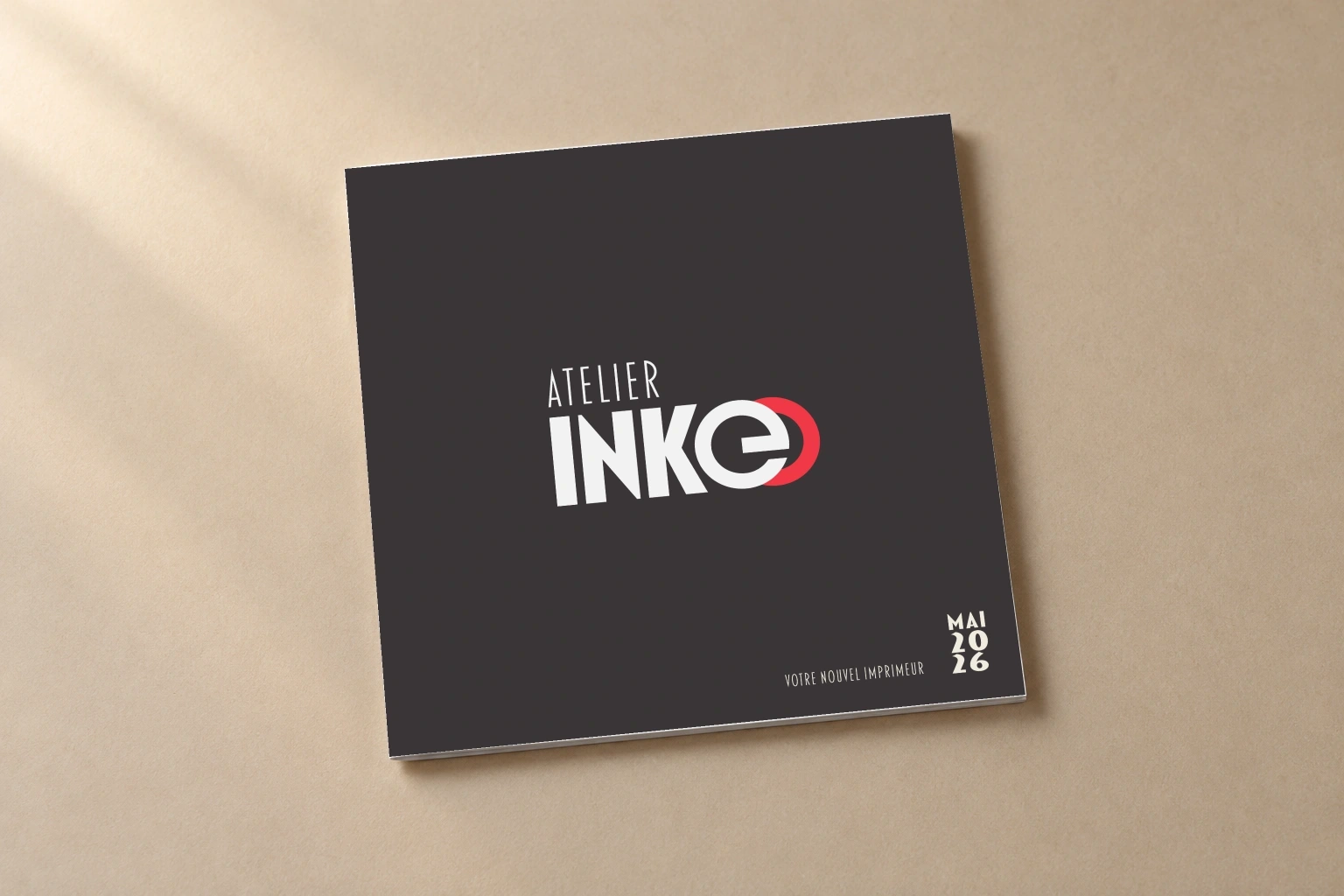 Catalogue fermé présentant le logotype Atelier Inkéo sur une couverture anthracite.