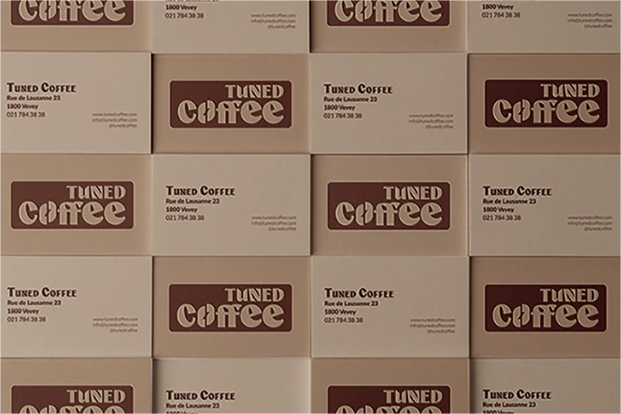 Cartes de visite Tuned Coffee présentées côté logo et côté coordonnées.