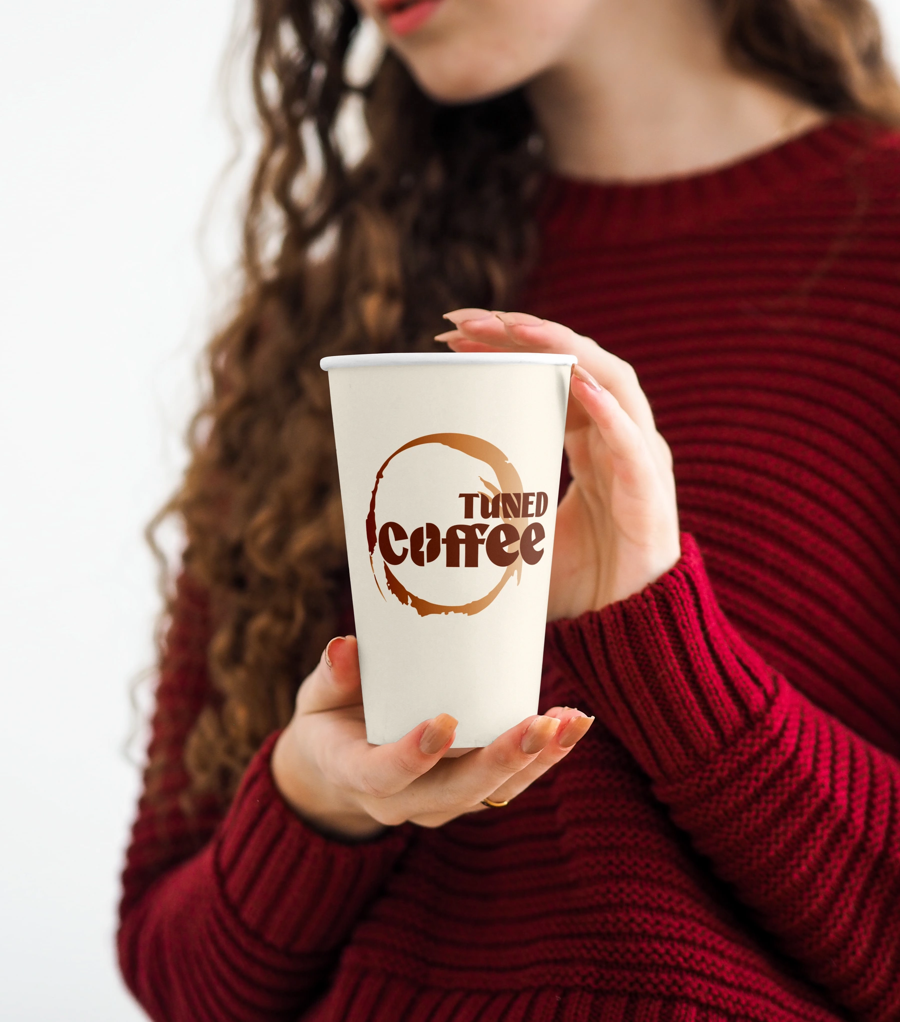 Gobelet Tuned Coffee tenu dans les mains.