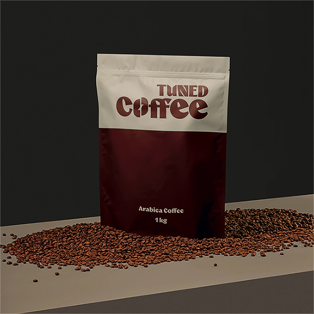 Sachet de café Tuned Coffee présenté avec des grains de café.