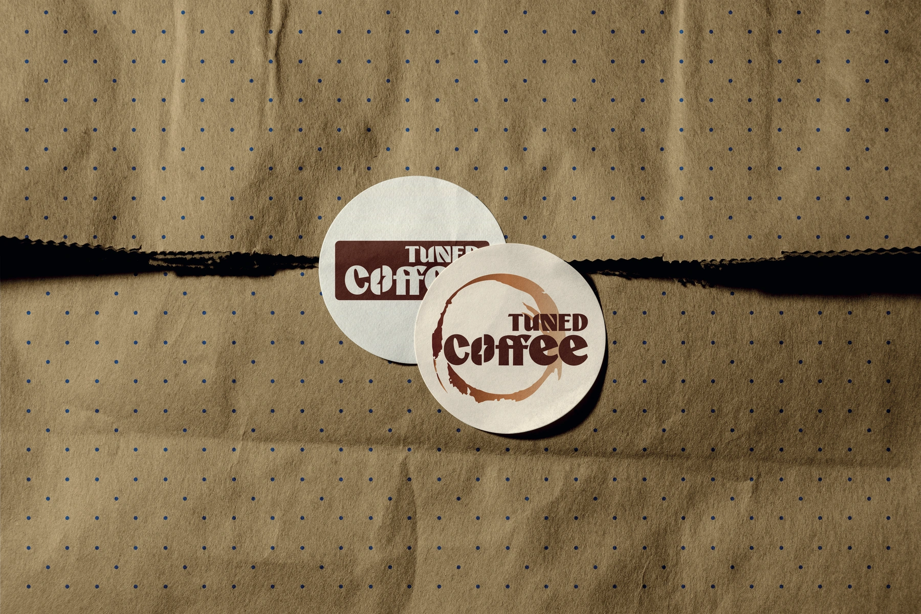Deux stickers Tuned Coffee présentant les variantes du logo.