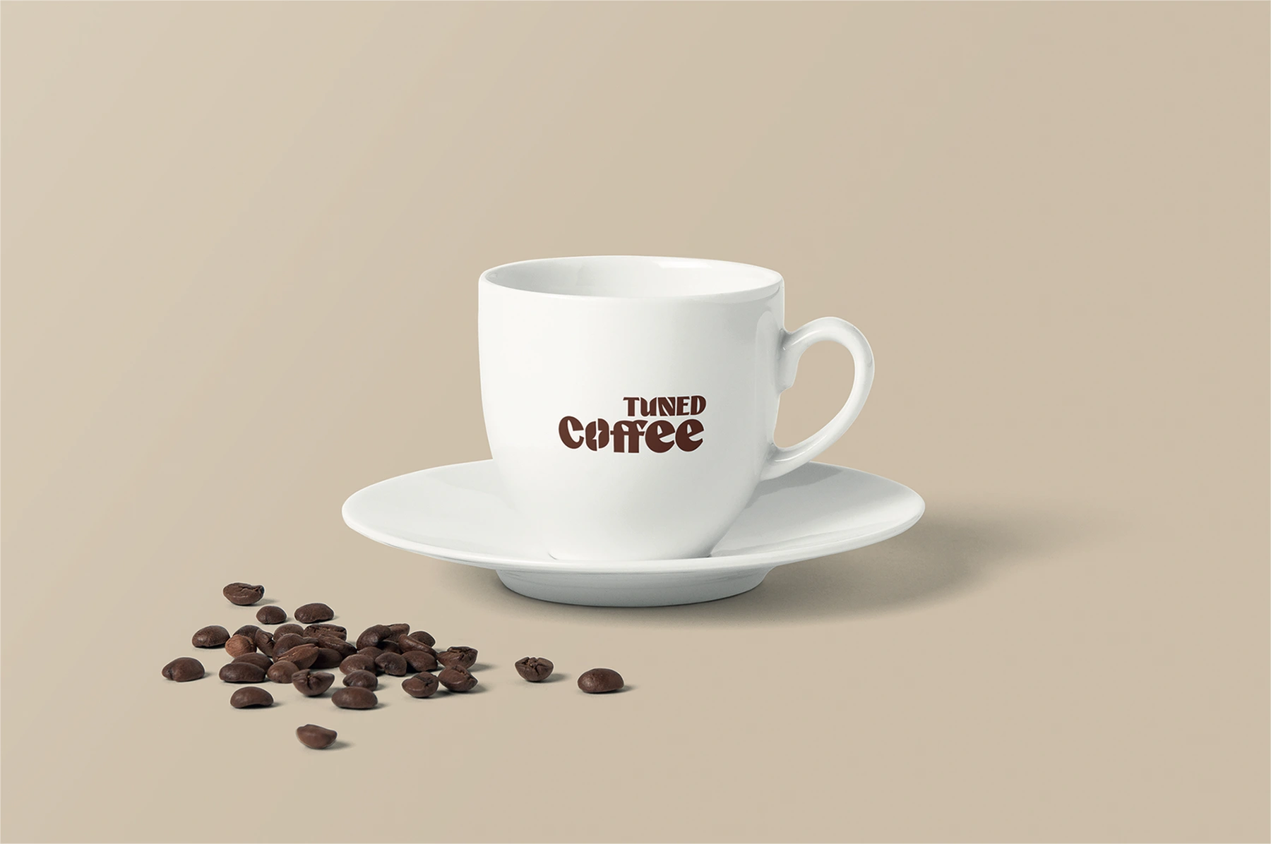 Tasse et soucoupe Tuned Coffee avec des grains de café.